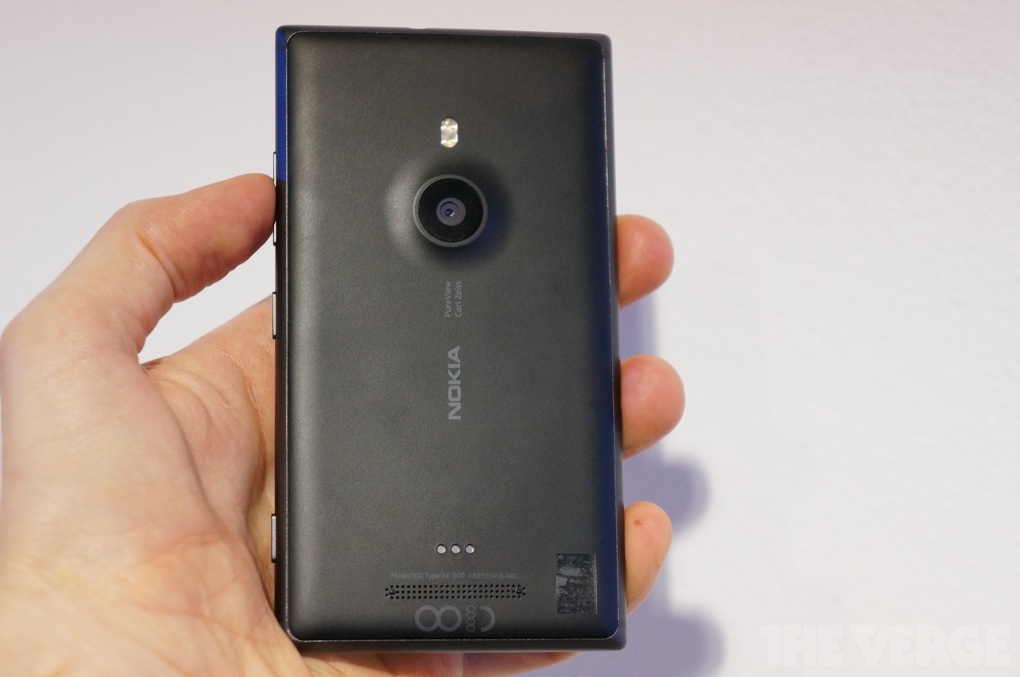 Cận cảnh những hình ảnh đầu tiên của Lumia 925 2