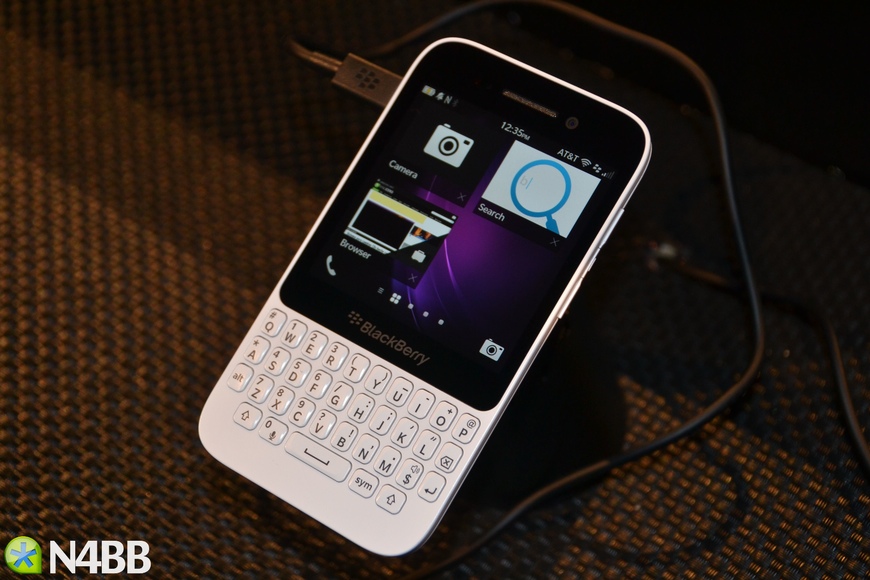 BlackBerry Q5: Máy chạy mượt, chắc chắn nhưng thiết kế không "sang" 2