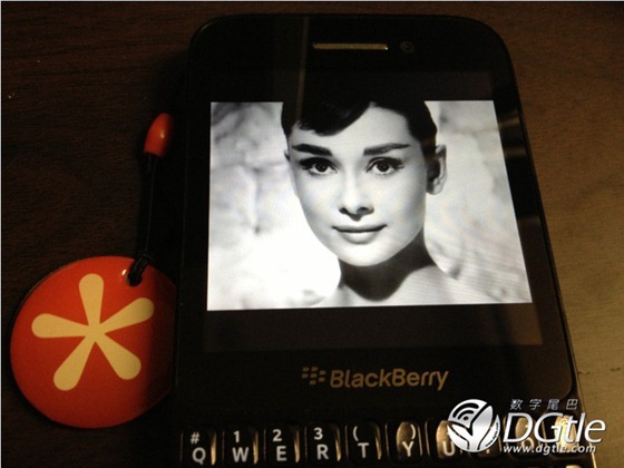 Tiếp tục lộ thiết kế và cấu hình của smartphone giá rẻ BlackBerry R10 5