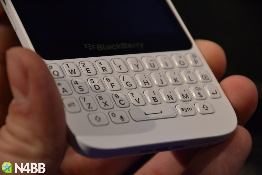 BlackBerry Q5: Máy chạy mượt, chắc chắn nhưng thiết kế không "sang" 3