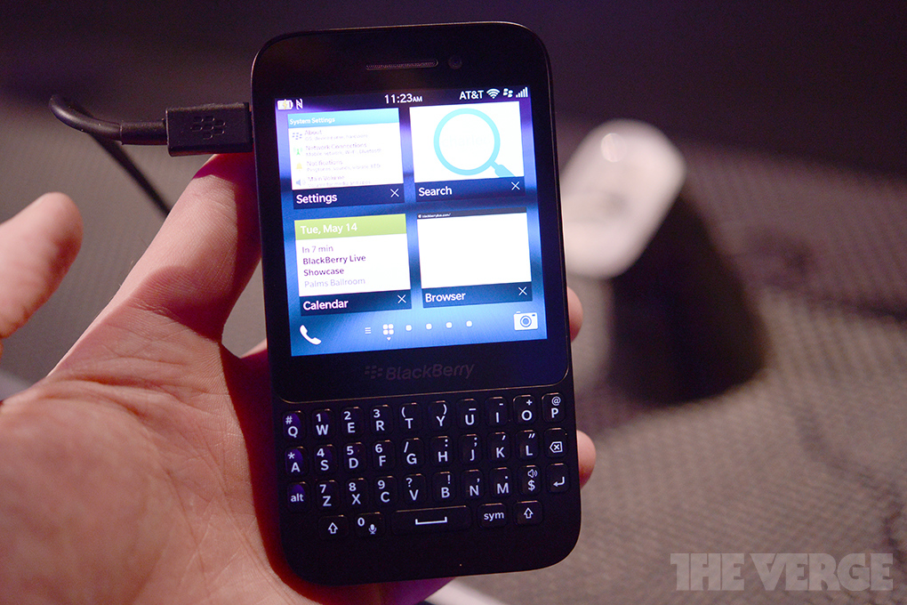 Cận cảnh smartphone tầm trung BlackBerry Q5 7
