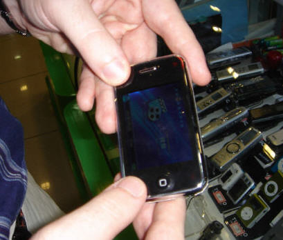 iPhone gi&aacute; rẻ sẽ d&ugrave;ng vỏ nhựa trong suốt? 1