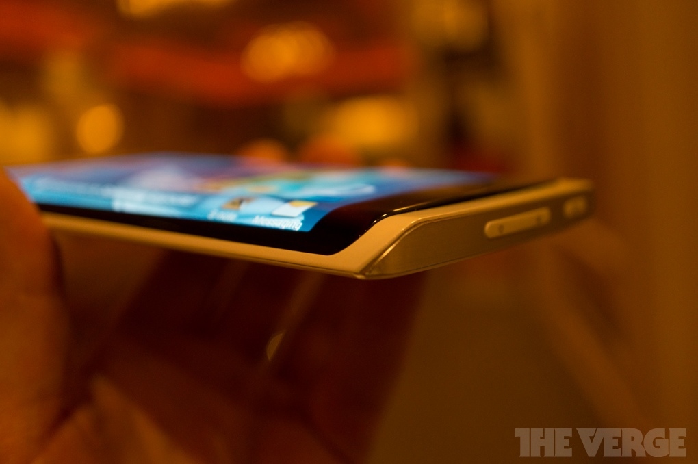Samsung giới thiệu màn hình OLED dẻo trên sản phẩm mẫu 4