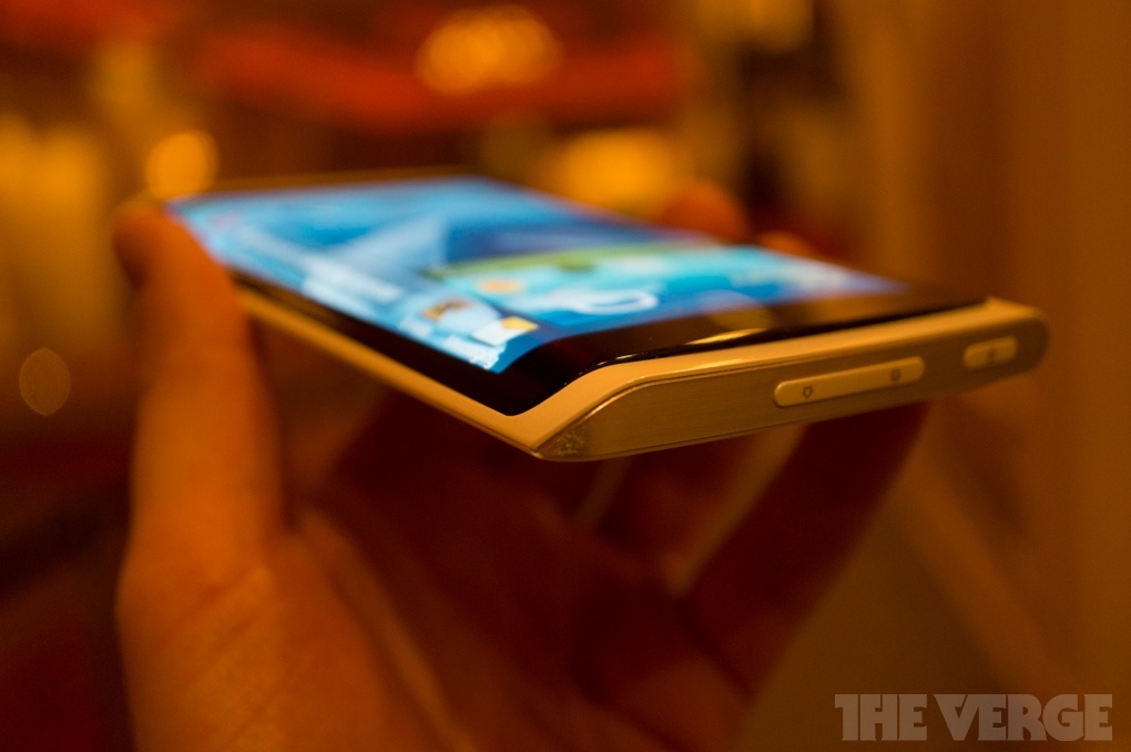 Samsung giới thiệu màn hình OLED dẻo trên sản phẩm mẫu 5