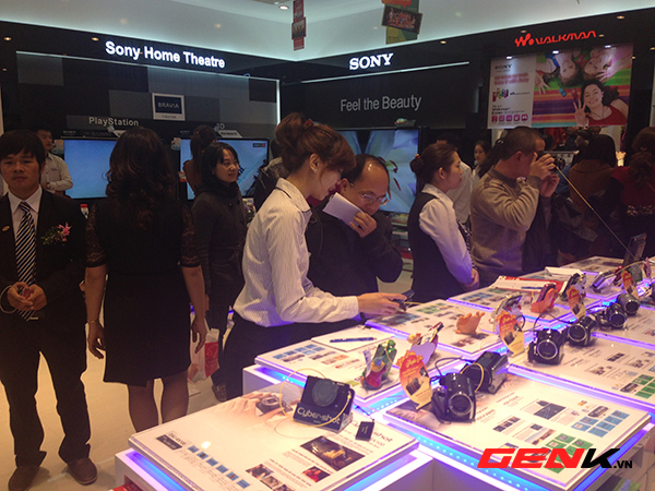 Sony khai trương flagship store ngay giữa trung tâm Vincom 2