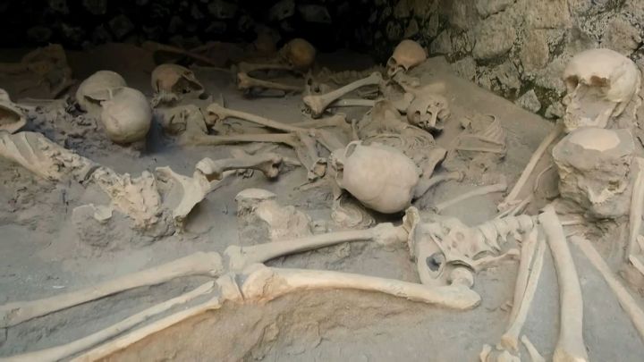 N&atilde;o s&ocirc;i l&ecirc;n, hộp sọ nổ tung, cơ bắp bốc hơi v&agrave; m&ocirc; bị thủy tinh h&oacute;a, khoảnh khắc bị n&uacute;i lửa hủy diệt c&ograve;n kinh ho&agrave;ng hơn địa ngục - Ảnh 24.