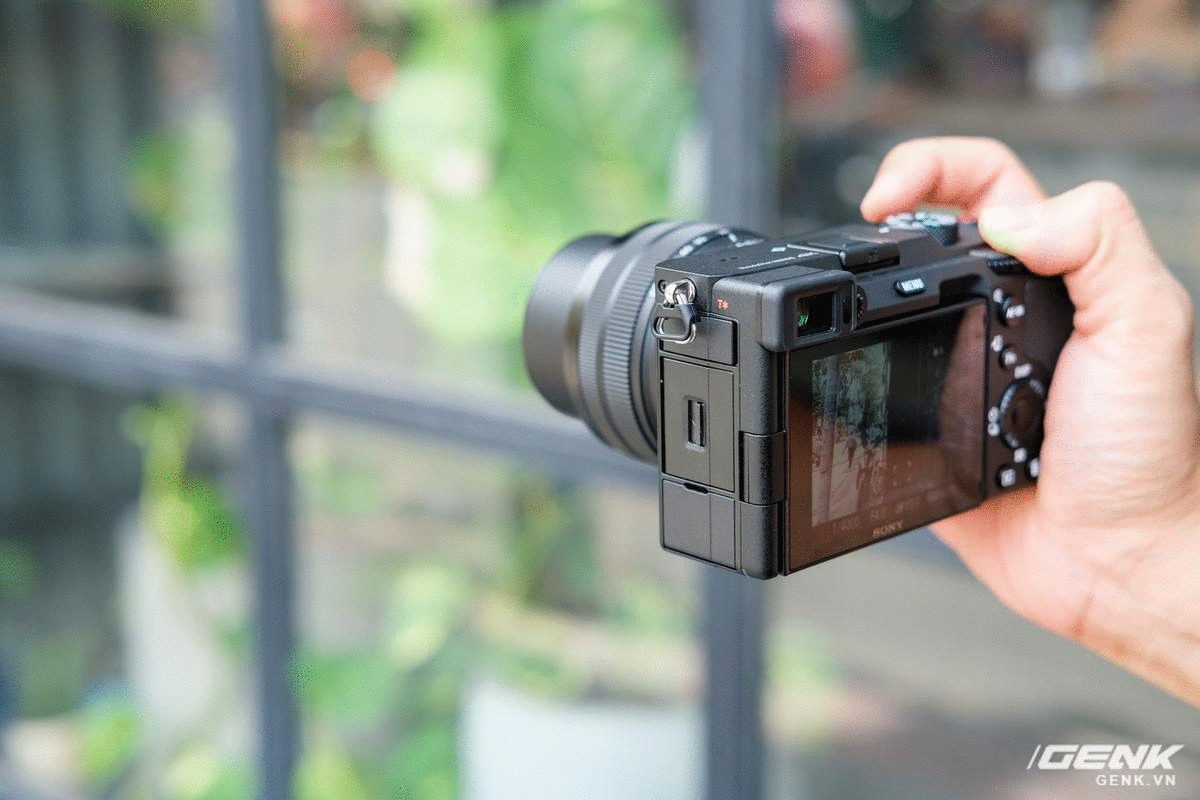 Máy ảnh thay ống kính Full Frame nhỏ nhất của Sony chính thức bán ra tại thị trường Việt Nam, giá 41,99 triệu đồng cho thân máy - Ảnh 5. Máy ảnh thay ống kính Full Frame nhỏ nhất của Sony chính thức bán ra tại thị trường Việt Nam, giá 41,99 triệu đồng cho thân máy - Ảnh 5.
