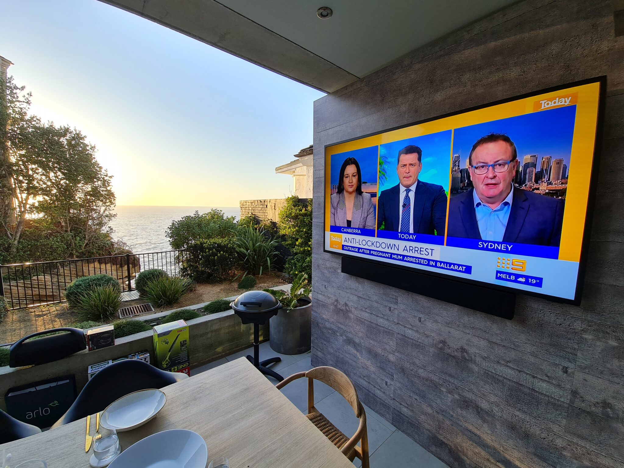 Tại sao tôi phải cần 1 cái TV chống nước chống bụi? - Ảnh 2. Tại sao tôi phải cần 1 cái TV chống nước chống bụi? - Ảnh 2.