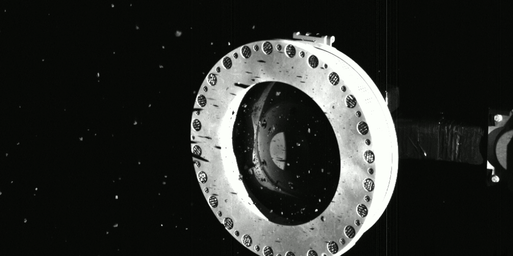 Ăn no quá nên trớ: Tàu thăm dò OSIRIS-REx lấy mẫu vượt chỉ tiêu, đất đá thiên thạch nhiều đến mức tràn khỏi khoang chứa - Ảnh 1. Ăn no quá nên trớ: Tàu thăm dò OSIRIS-REx lấy mẫu vượt chỉ tiêu, đất đá thiên thạch nhiều đến mức tràn khỏi khoang chứa - Ảnh 1.