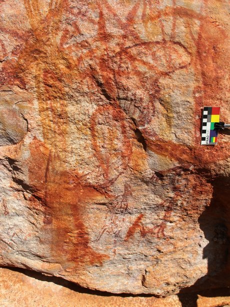 Những bức vẽ khổng lồ trên đá tiết lộ cuộc sống của thổ dân Australia gần 10.000 năm trước - Ảnh 3.
