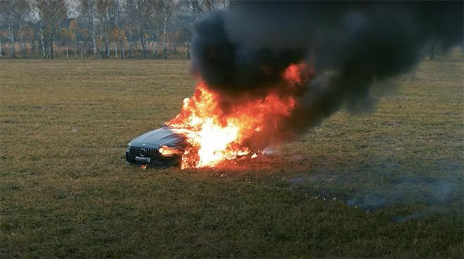 YouTuber người Nga tẩm xăng đốt xe Mercedes thu hút hơn chục triệu lượt xem, lý do khiến ai nghe cũng phải bối rối - Ảnh 1.