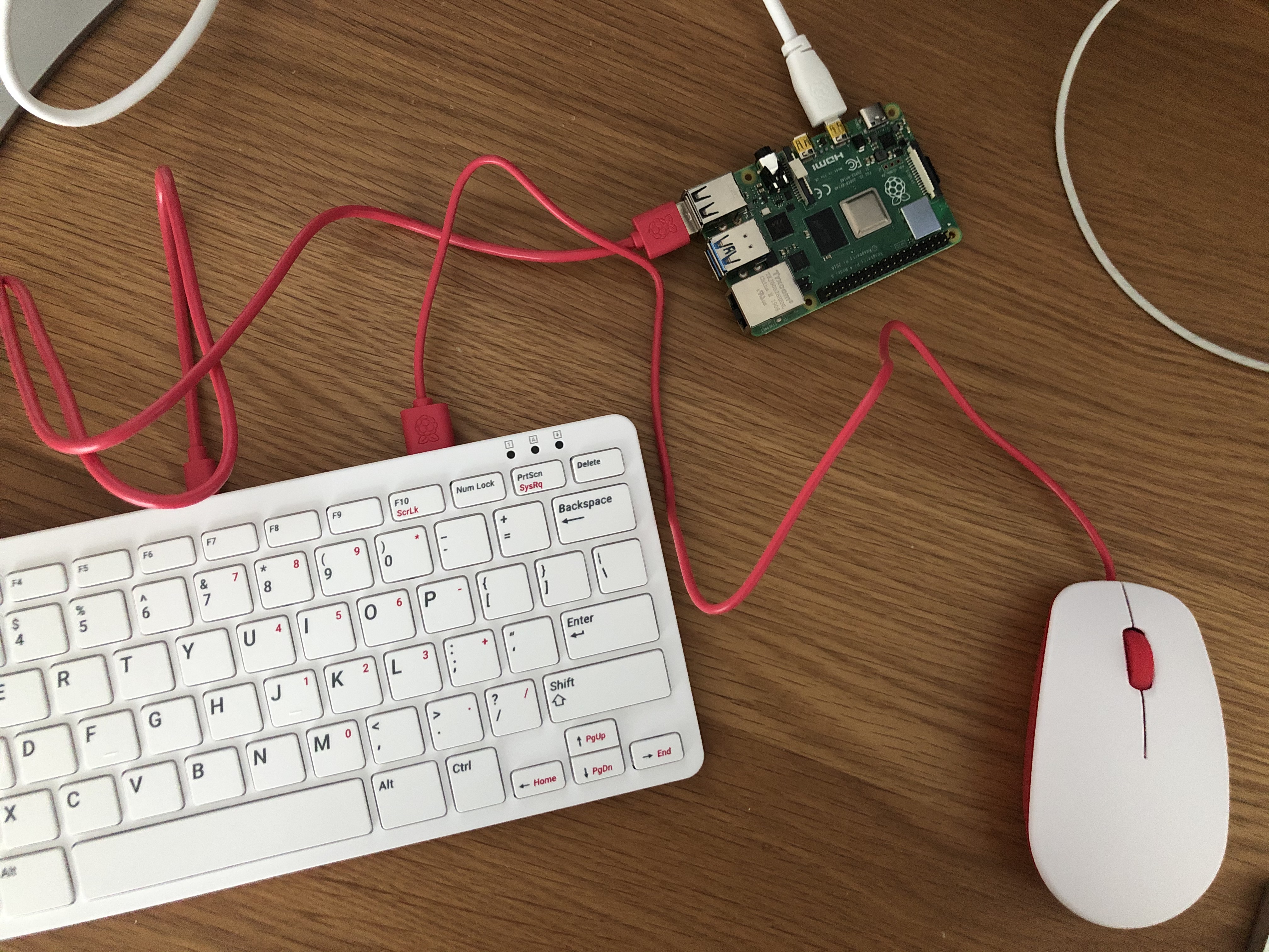 Raspberry Pi 400 ra mắt: Một chiếc máy tính nhỏ gọn tích hợp bên trong bàn phím, giá 70 USD - Ảnh 2. Raspberry Pi 400 ra mắt: Một chiếc máy tính nhỏ gọn tích hợp bên trong bàn phím, giá 70 USD - Ảnh 2.
