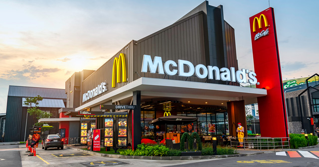 Bạn tưởng McDonalds bán bánh burger mà giàu ư, nhầm to! Nhờ chiến lược tinh vi này, họ là một trong 5 đại gia BĐS hàng đầu thế giới - Ảnh 1.