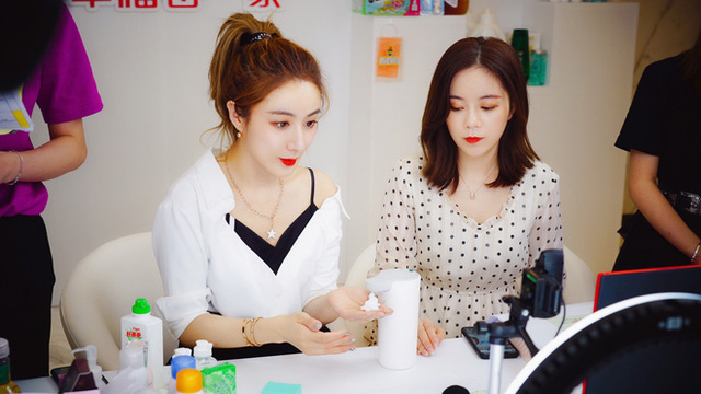 Kiếm hơn nghìn tỷ chỉ sau 7 tiếng, nữ hoàng livestream xứ Trung làm thế nào để từ chủ shop thời trang vô danh trở thành triệu phú? - Ảnh 5.