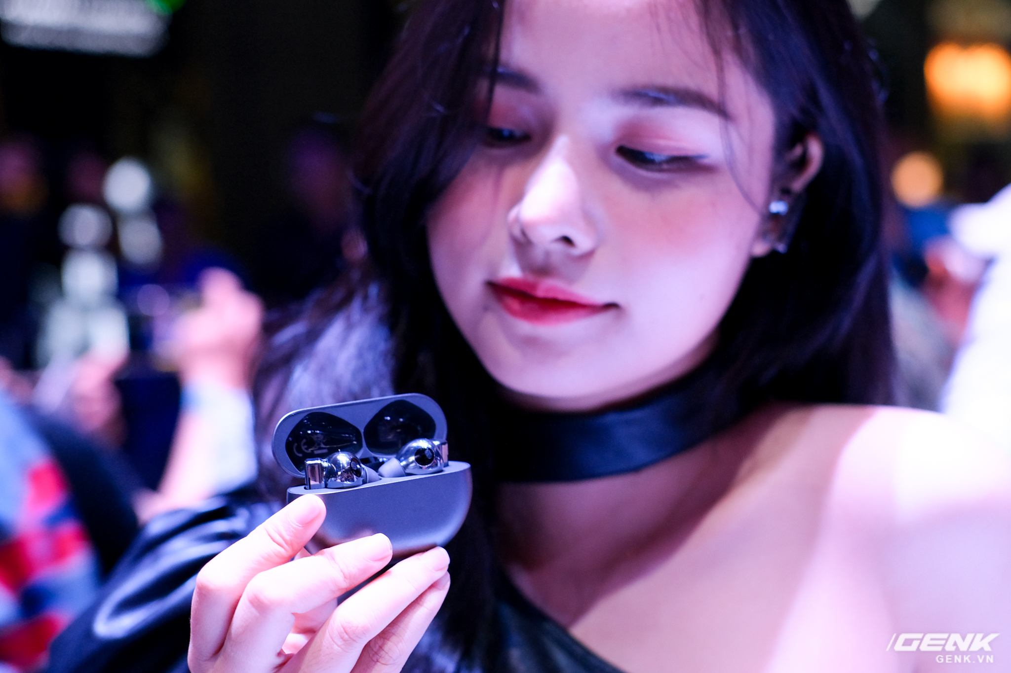 Cận cảnh tai nghe không dây Huawei FreeBuds Pro tại Việt Nam: Màu sắc đẹp mắt, chống ồn 40dB, driver 11mm, công nghệ mới giúp kết nối ổn định hơn - Ảnh 1. Cận cảnh tai nghe không dây Huawei FreeBuds Pro tại Việt Nam: Màu sắc đẹp mắt, chống ồn 40dB, driver 11mm, công nghệ mới giúp kết nối ổn định hơn - Ảnh 1.