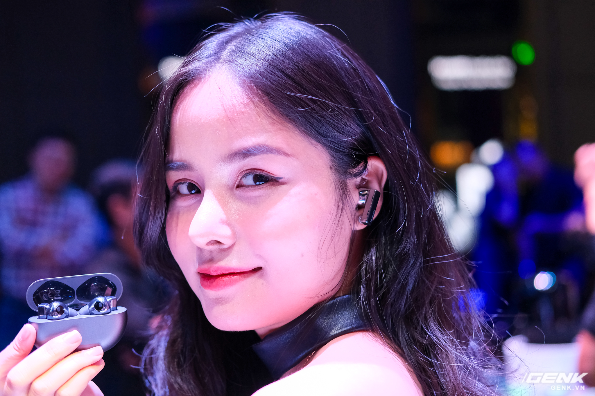 Cận cảnh tai nghe không dây Huawei FreeBuds Pro tại Việt Nam: Màu sắc đẹp mắt, chống ồn 40dB, driver 11mm, công nghệ mới giúp kết nối ổn định hơn - Ảnh 5. Cận cảnh tai nghe không dây Huawei FreeBuds Pro tại Việt Nam: Màu sắc đẹp mắt, chống ồn 40dB, driver 11mm, công nghệ mới giúp kết nối ổn định hơn - Ảnh 5.