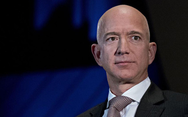  Giữa bầu cử Mỹ, Jeff Bezos bán 3 tỷ USD cổ phiếu Amazon - Ảnh 1.