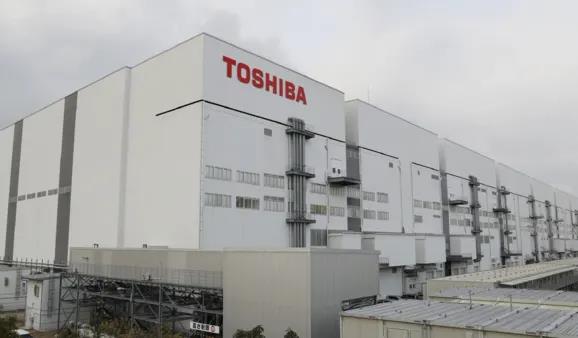 Toshiba: Từ gã khổng lồ tới người tý hon  - Ảnh 6.