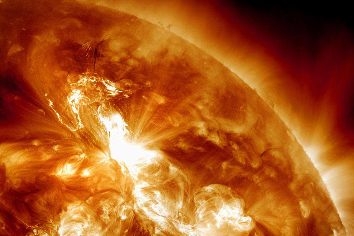 Một cơn bão Mặt Trời khổng lồ đang di chuyển đến Trái Đất vào hôm nay - Ảnh 1.