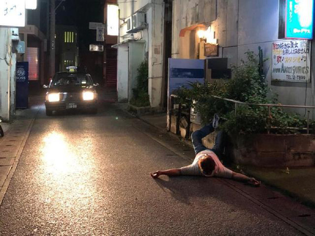  Hàng nghìn người thi nhau ngủ ngoài đường hàng năm tại Nhật, thậm chí là cởi bỏ hết quần áo, vậy đây là hiện tượng gì mà đến cảnh sát cũng bất lực? - Ảnh 2.