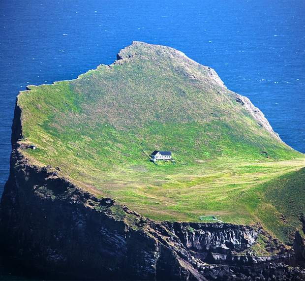 Sự thật về ngôi nhà cô đơn bí ẩn nhất thế giới nằm trơ trọi giữa hoang đảo đẹp như chốn thần tiên khác xa với suy đoán của cư dân mạng - Ảnh 2.