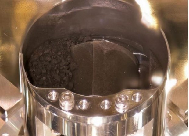 ...và các mẫu vật ở bên trong