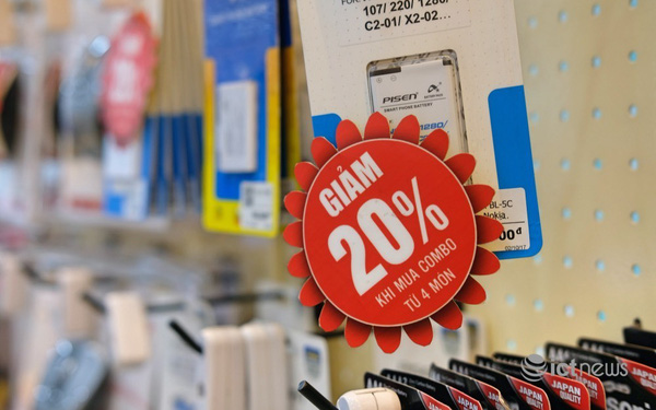 Khuyến mại khi mua phụ kiện điện thoại tại một cửa hàng điện thoại. (Ảnh: Hải Đăng)