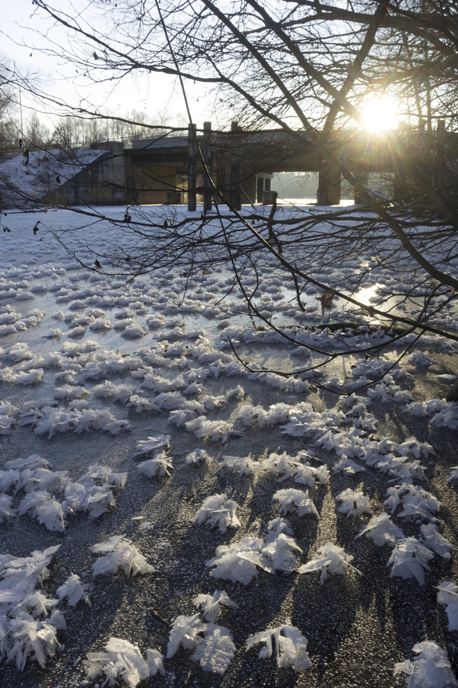 Loạt hình ảnh trong mùa đông khắc nghiệt, băng tuyết trắng xoá ở nước Nga chỉ nhìn thôi cũng đủ thấy rét run cầm cập - Ảnh 2.