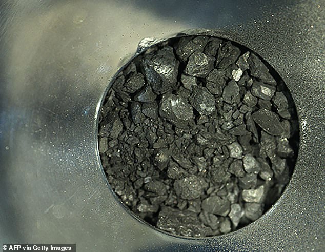 Mẫu vật được tàu vũ trụ Nhật lấy từ thiên thạch cách xa 300 triệu km trông như than củi - Ảnh 1.