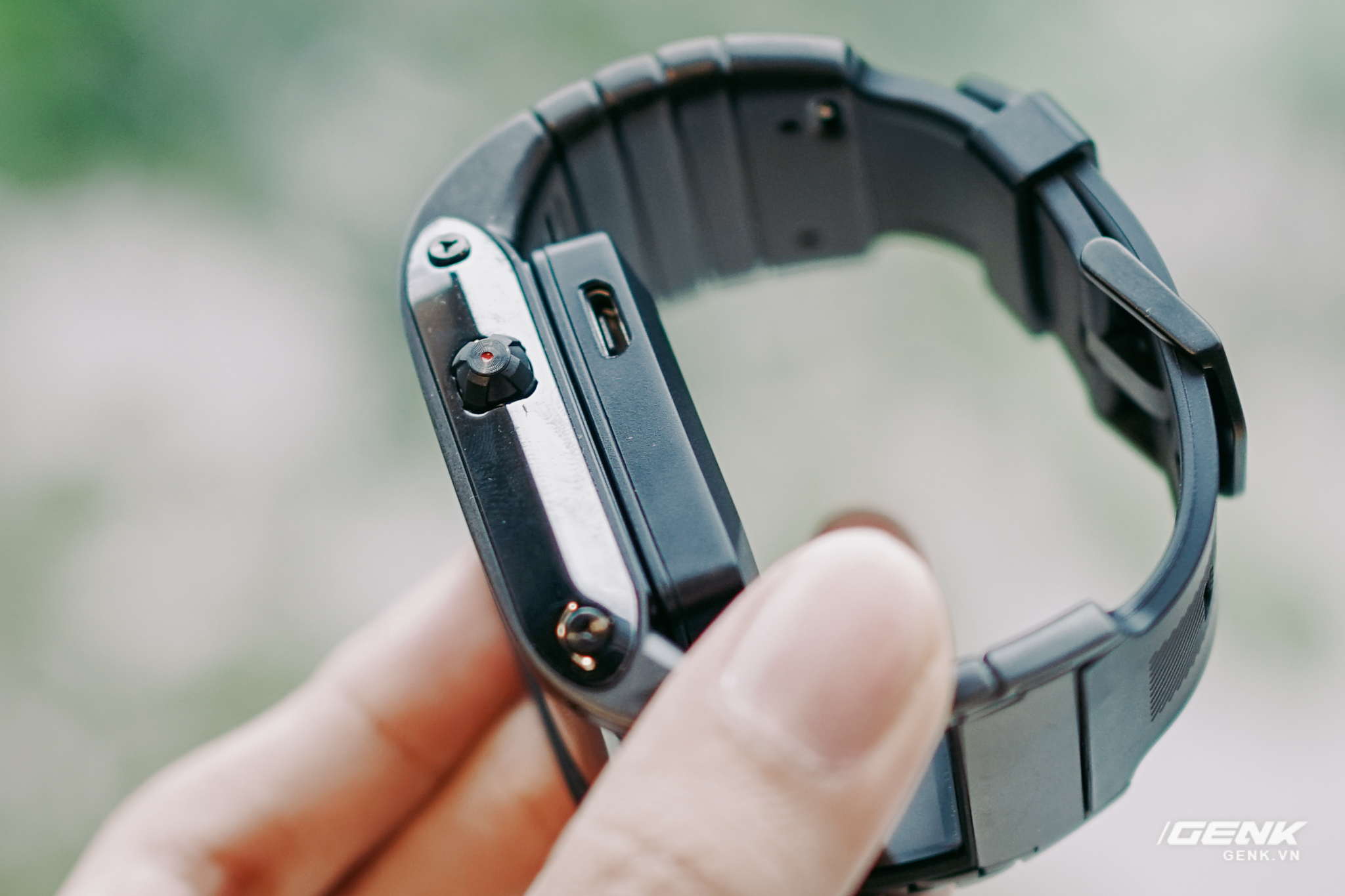 Trên tay Nubia Watch: Smartwatch màn hình uốn dẻo siêu dị không dành cho người bình thường - Ảnh 4. Trên tay Nubia Watch: Smartwatch màn hình uốn dẻo siêu dị không dành cho người bình thường - Ảnh 4.
