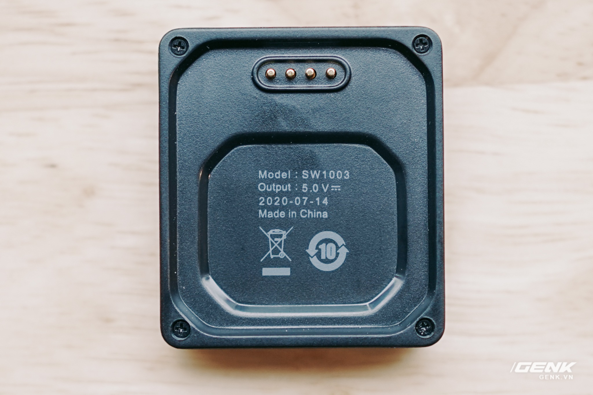 Trên tay Nubia Watch: Smartwatch màn hình uốn dẻo siêu dị không dành cho người bình thường - Ảnh 3. Trên tay Nubia Watch: Smartwatch màn hình uốn dẻo siêu dị không dành cho người bình thường - Ảnh 3.