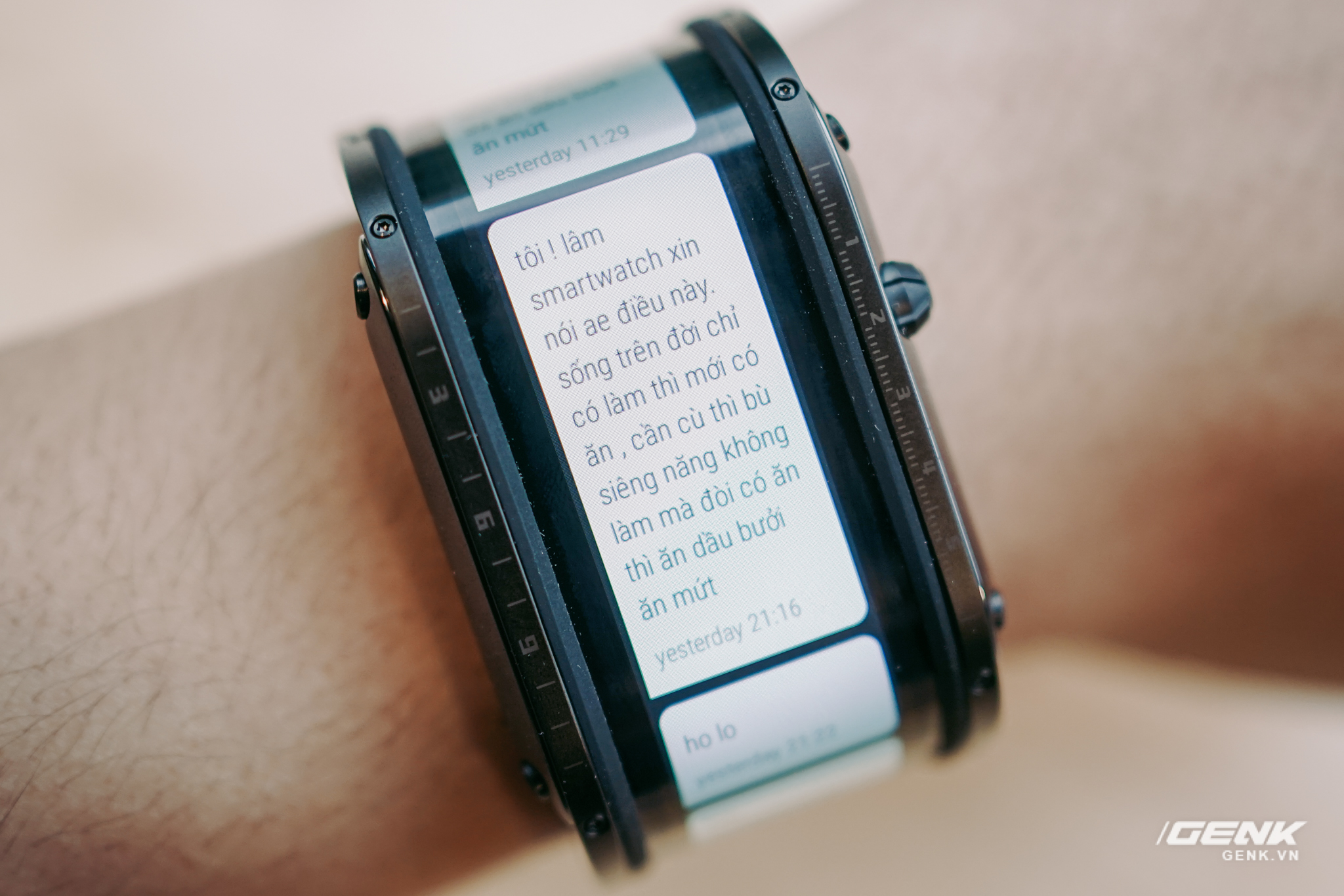 Trên tay Nubia Watch: Smartwatch màn hình uốn dẻo siêu dị không dành cho người bình thường - Ảnh 7. Trên tay Nubia Watch: Smartwatch màn hình uốn dẻo siêu dị không dành cho người bình thường - Ảnh 7.