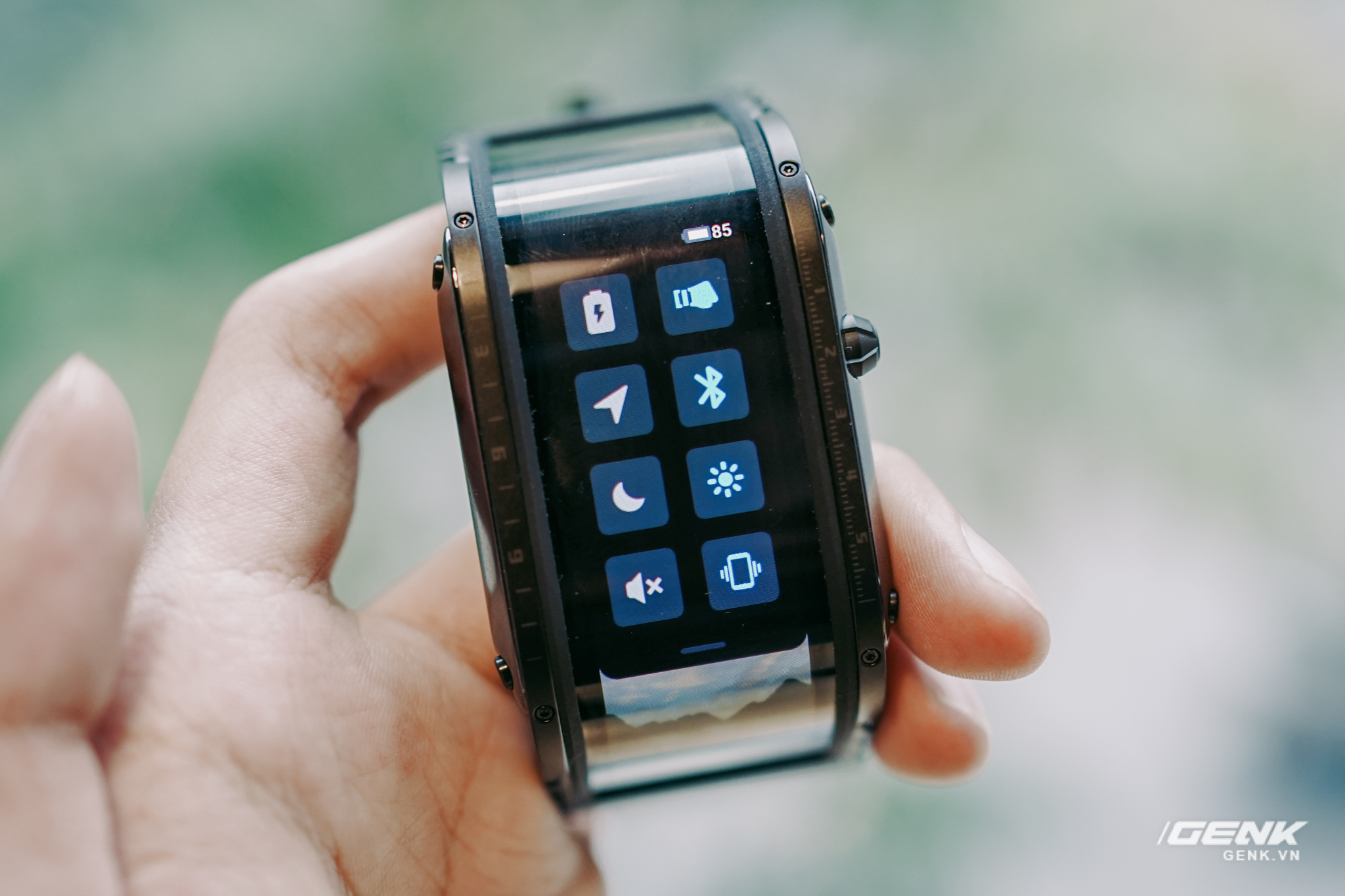 Trên tay Nubia Watch: Smartwatch màn hình uốn dẻo siêu dị không dành cho người bình thường - Ảnh 12. Trên tay Nubia Watch: Smartwatch màn hình uốn dẻo siêu dị không dành cho người bình thường - Ảnh 12.