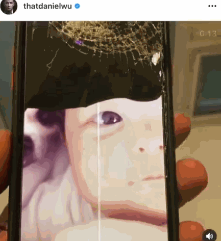 Diễn viên Ngô Ngạn Tổ bắn cung xuyên thủng iPhone, nhưng thiết bị bật vẫn lên hình [HOT]