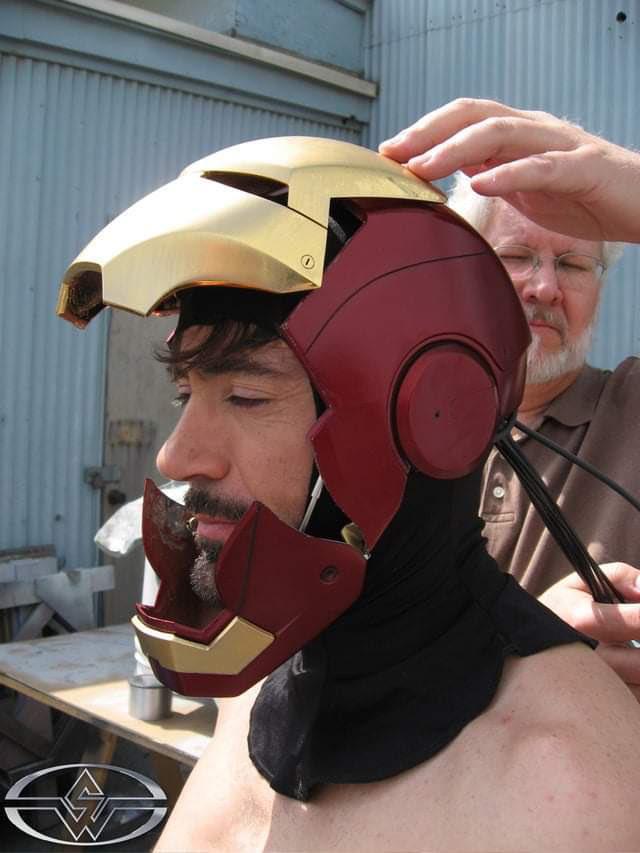 Fan bất ngờ khai quật bức ảnh lịch sử của MCU: Robert Downey Jr. lần đầu tiên đội thử chiếc mũ giáp trên phim trường Iron Man - Ảnh 2. Fan bất ngờ khai quật bức ảnh lịch sử của MCU: Robert Downey Jr. lần đầu tiên đội thử chiếc mũ giáp trên phim trường Iron Man - Ảnh 2.