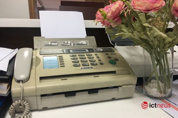 Những chiếc máy fax vẫn là thiết bị không thể thiếu trong đời sống văn phòng