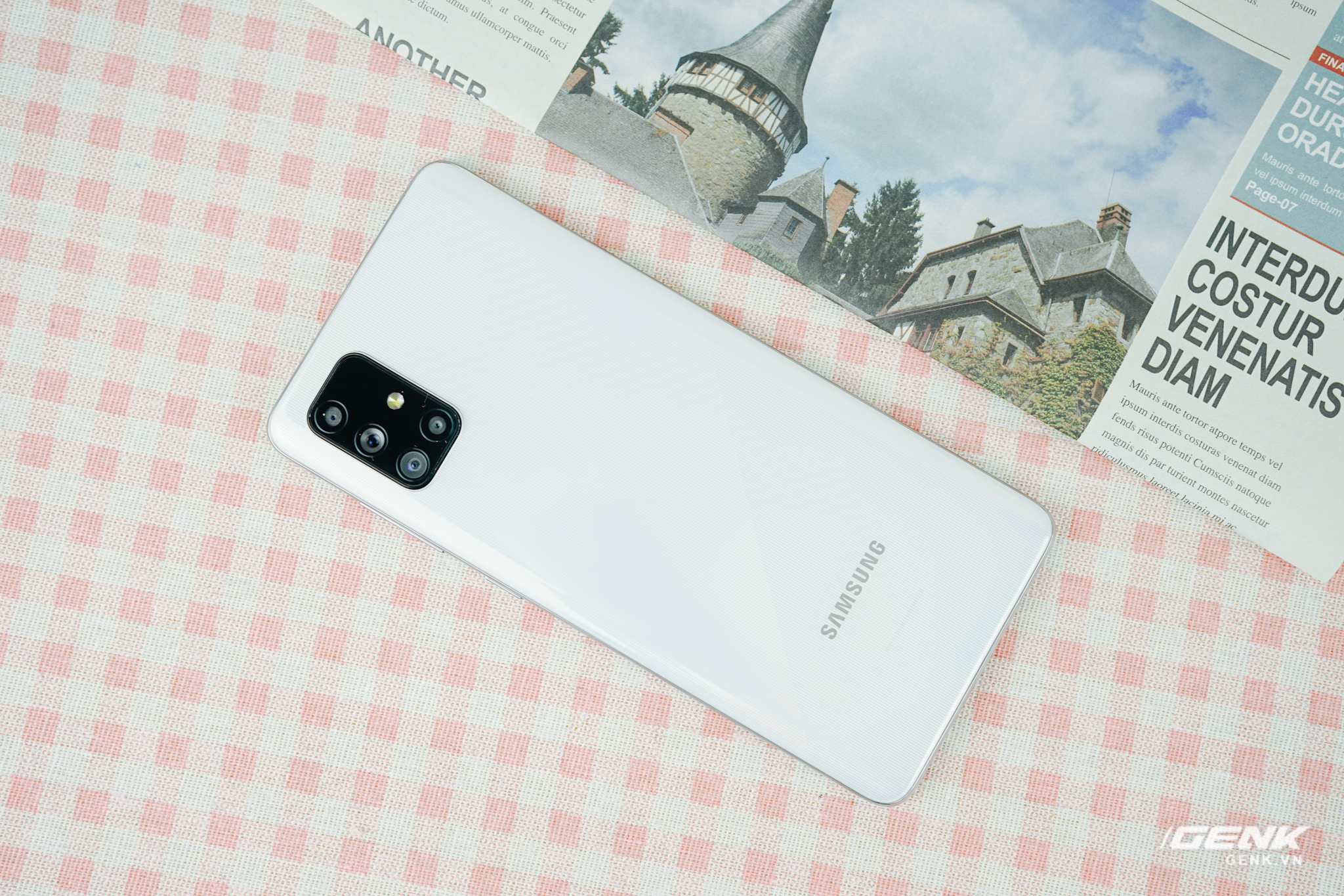 Đ&aacute;nh gi&aacute; chi tiết Galaxy A71: Liệu c&oacute; đ&aacute;ng mua trong ph&acirc;n kh&uacute;c 10 triệu đồng? - Ảnh 1.
