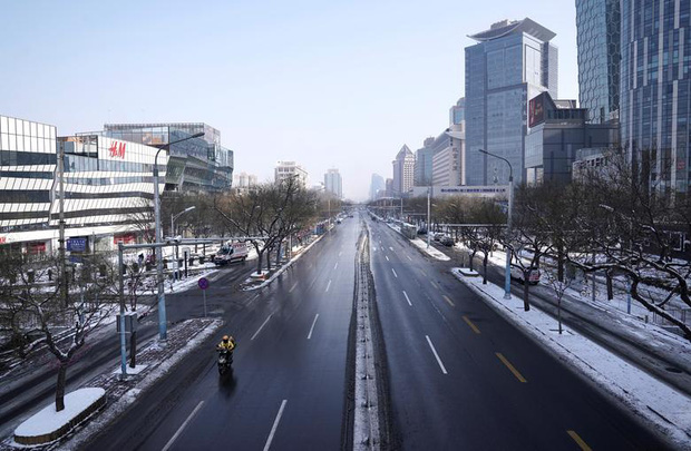 Cảnh tượng hiếm thấy: Hàng triệu người trở lại làm việc nhưng các siêu đô thị Trung Quốc vẫn chìm trong hôn mê vì virus corona - Ảnh 1.