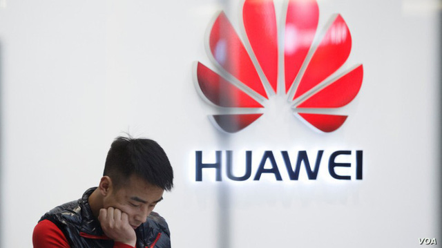 Mỹ “vừa đánh vừa xoa” Huawei - Ảnh 1.