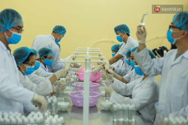 Giữa mùa dịch Covid-19, Đại học Bách khoa Hà Nội tự sản xuất 500 lít dung dịch sát khuẩn để chuyển xuống xã Sơn Lôi - Ảnh 1.