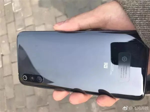  Là flagship đắt đỏ nhưng chất lượng gia công của Mi 10 Pro khá tệ: Kính camera lắp ngược, nốt ruồi loang ra cả màn hình - Ảnh 4.