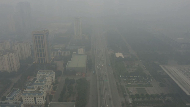  Nhiều tòa nhà mờ ảo nhìn từ flycam, chất lượng không khí ở Hà Nội suy giảm - Ảnh 1.