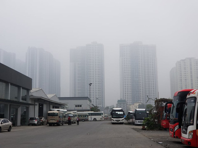 Nhiều tòa nhà mờ ảo nhìn từ flycam, chất lượng không khí ở Hà Nội suy giảm - Ảnh 9.