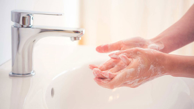 Nước rửa tay khô và xà phòng rửa tay cái nào tốt hơn? Đây là câu trả lời đúng nhất từ chuyên gia Bộ Y tế - Ảnh 1.
