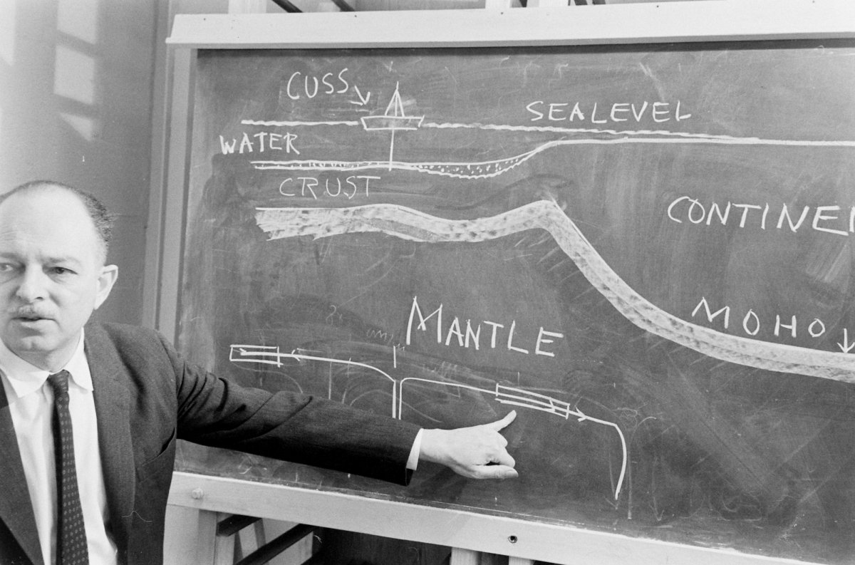 Những chiếc hố khoan sâu nhất thế giới, cùng cuộc đua vào sâu trong lòng đất giữa các quốc gia - Ảnh 1. Những chiếc hố khoan sâu nhất thế giới, cùng cuộc đua vào sâu trong lòng đất giữa các quốc gia - Ảnh 1.