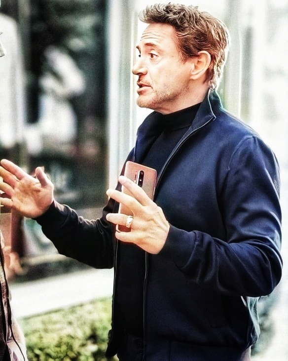 OnePlus 8 Pro lộ diện trên tay của Iron Man Robert Downey Jr. - Ảnh 1.