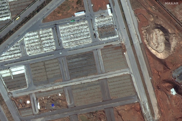 The heartbreaking image: The burial chamber of the dead of Covid-19 in Iran is large enough to be seen from space - Photo 2. Hình ảnh đau lòng: Hố chôn thi thể người tử vong vì Covid-19 tại Iran đủ lớn để có thể nhìn thấy được từ vũ trụ - Ảnh 2.