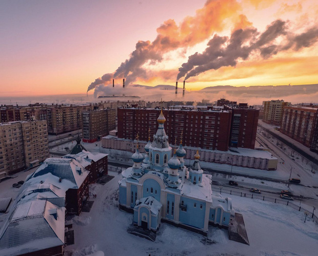 Cuộc sống khắc nghiệt ở Norilsk, nơi tách biệt với thế giới: Không chỉ có khí hậu lạnh giá mà còn là nơi ô nhiễm nhất hành tinh - Ảnh 1.
