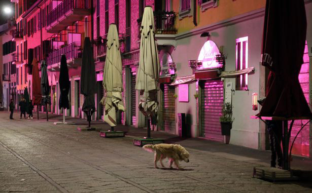  Hành động hơn vạn lời nói: Hình ảnh cho thấy người dân Italy nghiêm chỉnh chấp hành quy tắc một mét để đẩy lùi giặc Covid-19 - Ảnh 3.