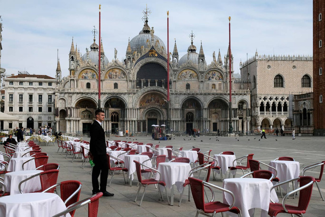  Hành động hơn vạn lời nói: Hình ảnh cho thấy người dân Italy nghiêm chỉnh chấp hành quy tắc một mét để đẩy lùi giặc Covid-19 - Ảnh 5.